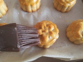 11、广式月饼,11.月饼拿出来刷上蛋黄水