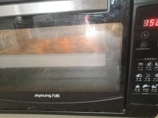 12、广式月饼,12.放入烤箱，180度15分钟即可