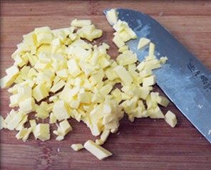 1、肉桂苹果派,黄油切小粒