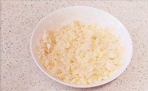 12、肉桂苹果派,另外再取一些材料外的面粉和软化的黄油用手捏成面包屑的样子,再混入细砂糖