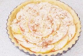 13、肉桂苹果派,将混合物在苹果上撒成均匀的一层