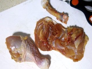 2、海贼王路飞棒骨肉,将鸡腿从关节处切断，只用下半部分