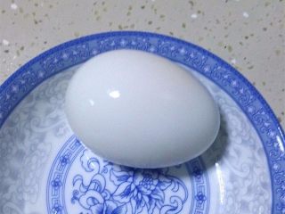 6、海贼王路飞棒骨肉,腌鸡腿的同时水煮鸡蛋，剥壳备用