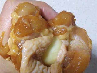 7、海贼王路飞棒骨肉,将水煮蛋小心地塞入花苞中