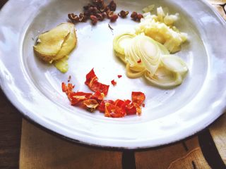 4、香辣过瘾 十分钟无油版 回锅肉,可以再切点干辣椒