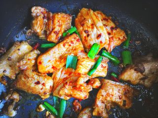 10、香辣过瘾 十分钟无油版 回锅肉,加入小葱段拌匀 关火