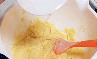 3、桑葚磅蛋糕,筛入低粉、泡打粉拌匀，加入朗姆酒，再加动物性鲜奶油搅拌均匀