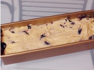 5、桑葚磅蛋糕,把拌匀的面糊倒入模具，然后用橡皮刀抹平表面