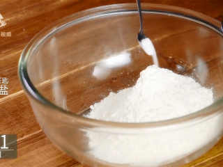 2、香掉下巴的油酥烧饼，你一定要试试！,200g面粉加半茶匙食盐