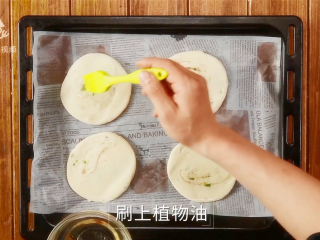 18、香掉下巴的油酥烧饼，你一定要试试！,刷上植物油
