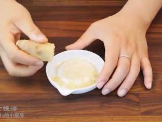 1、酥皮鲜肉月饼,把姜磨成姜泥