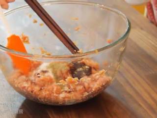 2、酥皮鲜肉月饼,把猪绞肉倒入碗里，撒入盐，加入料酒和生抽，搅拌均匀，再加入糖、黑胡椒、蚝油、老抽搅拌，最后加入姜泥、麻油和葱花