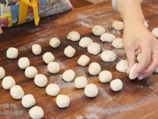 9、酥皮鲜肉月饼,把油酥面团按同样的方法分成24份，滚圆
