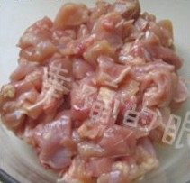 1、酱爆三丁,鸡腿肉去骨、去皮，去掉脂肪，洗干净。切成大小相等的鸡丁。
