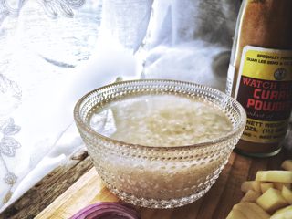 3、减肥福利 无油快手 素咖喱饭,放入水，蒸20分钟