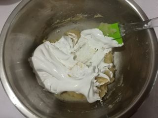 6、少女之心——粉色马卡龙,打发好的蛋白霜分三次加入到上一步中。第一次压拌,消泡也没关系。第二次戚风一样翻拌,第三次飘带拌,捞起,抖落。