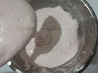 9、少女之心——粉色马卡龙,拌好的马卡龙糊状态。