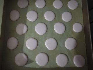 11、少女之心——粉色马卡龙,垂直挤在烤盘上,晾皮至不粘手状态,大概30分钟左右。