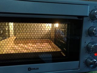 12、少女之心——粉色马卡龙,烤箱预热上下火160度。入烤箱烘烤15分钟即可,