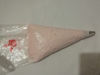 10、少女之心——粉色马卡龙,裱花袋装入中号圆形裱花嘴,装入杏仁糊。