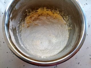 6、家有烤箱#蔓越莓饼干,筛入低筋面粉。