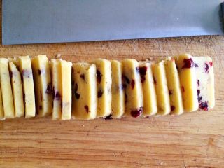 11、家有烤箱#蔓越莓饼干,1小时后从冰箱拿出来,切片。