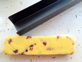 10、家有烤箱#蔓越莓饼干,用模具整理成型,包上保鲜膜,放冰箱冷冻1小时。