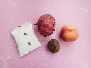 1、#甜味#水果果冻（白凉粉版）,首先准备好食材，白凉粉可以换成果冻粉或者吉利丁片，准备你喜欢的水果就好