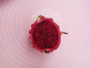 2、#甜味#水果果冻（白凉粉版）,火龙果对半切开，一半留着