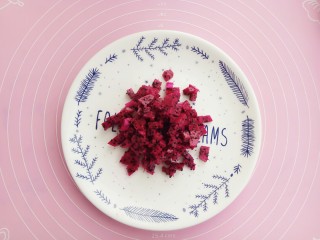 3、#甜味#水果果冻（白凉粉版）,一半切成小丁备用