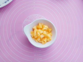 4、#甜味#水果果冻（白凉粉版）,油桃也切丁备用