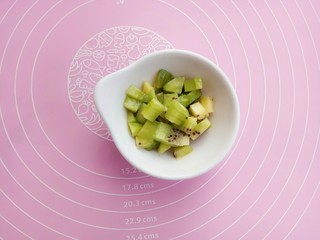 5、#甜味#水果果冻（白凉粉版）,猕猴桃切丁备用