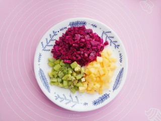 6、#甜味#水果果冻（白凉粉版）,将所有水果切好备用，可以换成任何你喜欢的水果