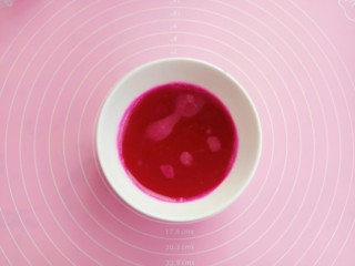 7、#甜味#水果果冻（白凉粉版）,刚剩的一半火龙果榨汁，过滤掉火龙果籽