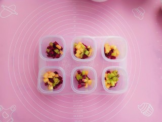 9、#甜味#水果果冻（白凉粉版）,把水果均匀的装在小盒子或者杯子里