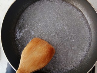 12、#甜味#水果果冻（白凉粉版）,一边加热一边把白凉粉放入搅拌