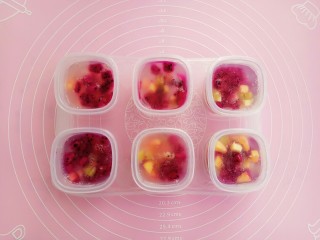 14、#甜味#水果果冻（白凉粉版）,呆到白凉粉45℃左右时舀入水果杯中就好了，放凉了凝固了就是果冻了