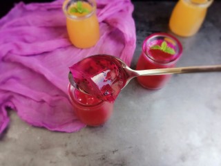 16、#甜味#水果果冻（白凉粉版）,吃的时候如果觉得不甜可以加一些桂花蜜（白凉粉本身是有一些甜度的）