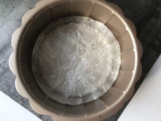 1、大理石芝士蛋糕 ,模具底部铺上油纸。