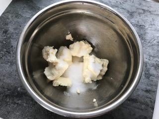 2、大理石芝士蛋糕 ,奶油奶酪加入白糖软化。