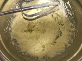 3、大理石芝士蛋糕 ,加入白糖打至顺滑。