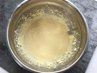 4、大理石芝士蛋糕 ,加入鸡蛋，搅拌均匀。