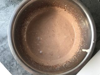 7、大理石芝士蛋糕 ,分出一半加入可可粉拌匀。