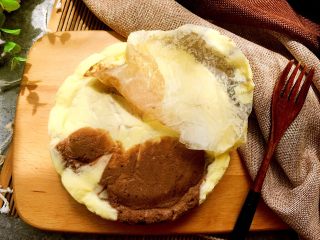 13、大理石芝士蛋糕 ,撕掉底部油纸。