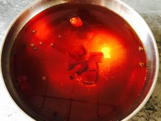 1、麻辣烫,提前用食用油把花椒、麻椒、（喜欢吃麻一点的可以多放一些）红辣椒、香叶、桂皮、小茴香、灯笼椒、八角慢火炸香后、把所有调料捞出、把炸好的油倒入器皿里、随做随吃