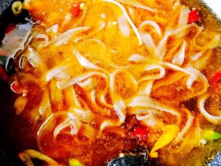 7、麻辣烫,先把焯过水的宽粉条放入锅里煮开