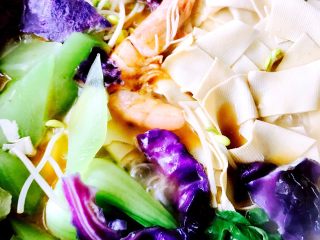 10、麻辣烫,把焯过水的蔬菜放入煮好的宽粉条锅中、烧开后、倒入芝麻油、撒上香菜即可……