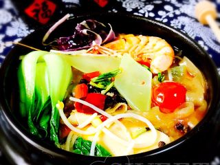 12、麻辣烫,把做好的麻辣烫盛入器皿里、是不是很诱人哦……