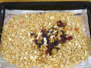 4、能量棒24m+,所有坚果擀碎，混合到燕麦当中搅匀