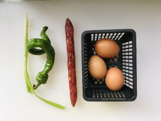1、香肠炒蛋,所有用到的食材都在这里了，我用到的香肠是苏式腊肠；